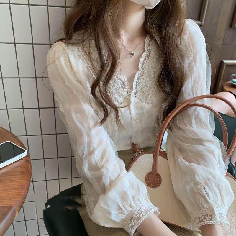 ■ご注意 ※商品実際の色味はベージュ色よりとなりますので、写真ご参考ください。--薄手素材感とレースデザインの可愛いシアーブラウス。デコルテ綺麗に魅せるVネックに軽やかな透け感の美しいシアー。襟元と袖
